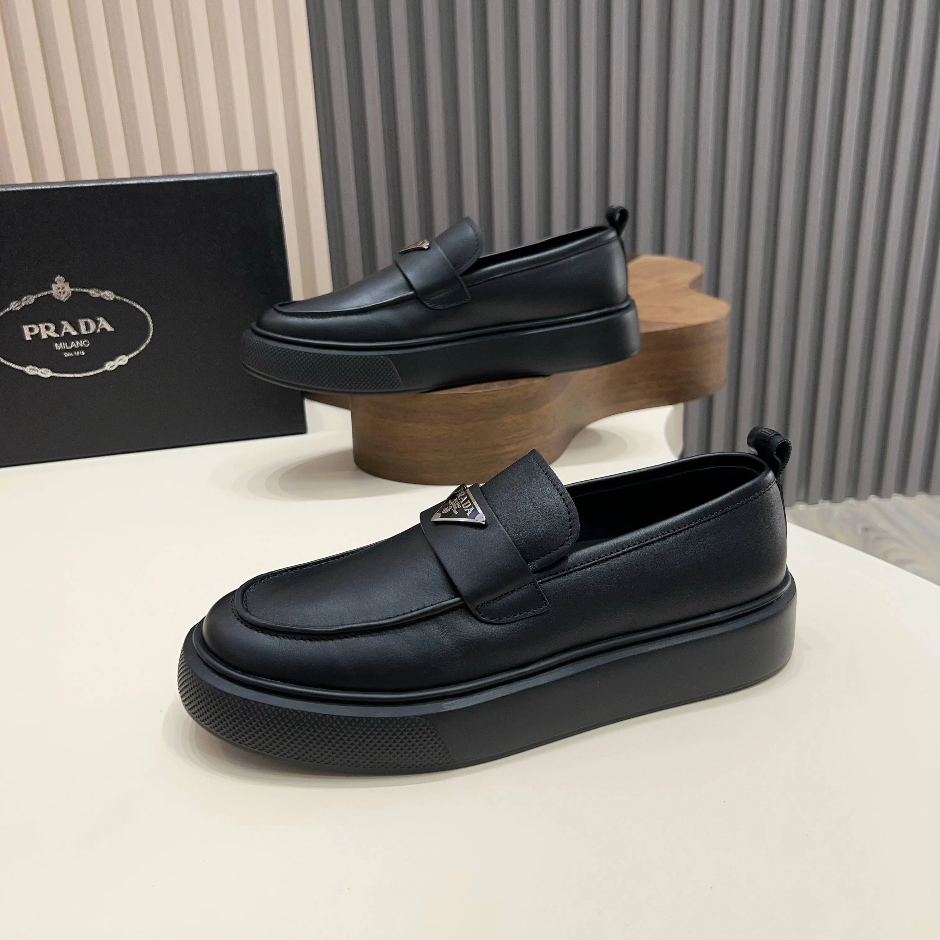 💰740 Thick-soled trendy brand (Prada) mainly promotes popular models, avant-garde and versatile fashionable men's shoes, private version molding, cowhide splicing 1:1 replica... fashionable, simple, elegant, more eye-catching and more classy, ​​it will subvert the old idea, a must-have for fashionistas who want to spend time with you! Must keep it! Tall and comfortable outsole, high-end quality workmanship. @ Code number: 39-44 38 45 can be ordered. Multiple colors are available.
